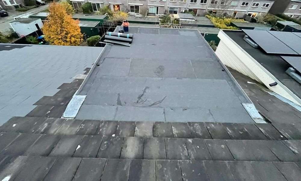 Oude dakisolatie verwijderen en nieuwe plaatsen